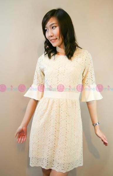 เดรสผ้าลูกไม้สีครีมแต่งผ้าระบายที่แขนเสื้อทั้งสองข้าง และคาดเอว