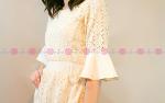 เดรสผ้าลูกไม้สีครีมแต่งผ้าระบายที่แขนเสื้อทั้งสองข้าง และคาดเอว