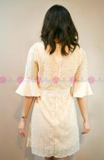 เดรสผ้าลูกไม้สีครีมแต่งผ้าระบายที่แขนเสื้อทั้งสองข้าง และคาดเอว