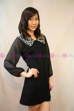 เดรสผ้ายืดสีดำ เล่นลูกเล่นที่ปกเสื้อด้วยผ้าตาข่ายแต่งเป็นดอกกุหลาบเล็กๆๆเรียงกัน