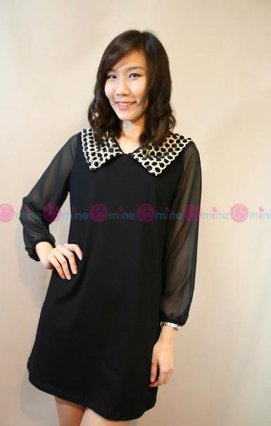 เดรสผ้ายืดสีดำ เล่นลูกเล่นที่ปกเสื้อด้วยผ้าตาข่ายแต่งเป็นดอกกุหลาบเล็กๆๆเรียงกัน