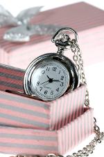 นาฬิกาพกรุ่นเล็ก พร้อมสร้อยคอไว้ห้อย ลายน่ารัก ด้านหลัง สามารถสลักชื่อ เป็นของขวัญที่ระลึกได้