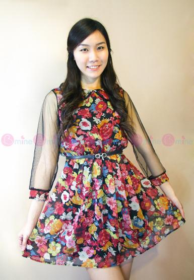 เดรสชีฟองสีดำลายดอกไม้ แต่งคอบัวหวานๆ 