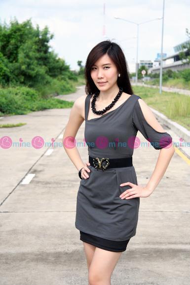 มินิเดรสผ้ายืดสีเทาแต่งด้วยแขนเว้าเก๋ๆ