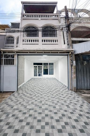 สาธุประดิษฐ์17-27 ให้เช่าทาวน์โฮม 3 นอน 3 น้ำ ใจกลาง CBD สาทร 
