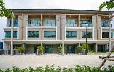 ให้เช่าทาวน์โฮม 3ชั้น พรีเมี่ยมเพลส พหลโยธิน-รามอินทรา ถนนเทพรักษ