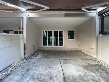 ด่วนขาย ทาว์โฮมติดถนนพระราม9 3ชั้น ราคาถูกสุดในย่านนี้ บ้านกลางเม