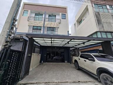 ให้เช่าHome Office 3 ชั้นครึ่ง โครงการ DISTRICT เอกมัย รามอินทรา4