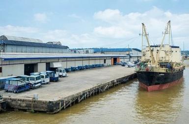 ถ.สุขุมวิท ปู่เจ้า ท่าเทียบเรือ ให้เช่าโกดัง 1,000 ตร.ม.ติดแม่น้ำ