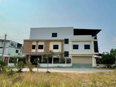 โฮมออฟฟิศ 3 ชั้น เนื้อที่ 82 ตารางวา อ.บ้านบึง จ.ชลบุรี