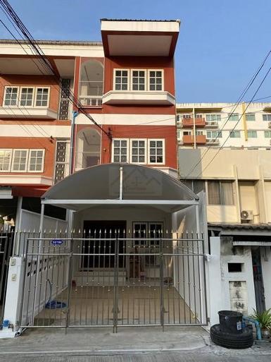 ให้เช่าทาวน์โฮม 3 ชั้น 20 ตร.ว. ซอยลาดพร้าว 29 ใกล้ MRT ลาดพร้าว