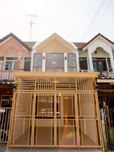 ขายทาวน์เฮ้าส์ 2 ชั้น 16 ตร.วา นวมินทร์ 135 รีโนเวทใหม่ ใกล้ตลาดป