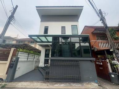 ให้เช่าบ้านเดี่ยว 2 ชั้น 4 ห้องนอน ซอยโชคชัย 4 ใกล้ MRT โชคชัย 4