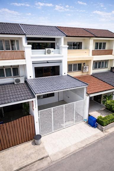 MRTบางกะปิ 500ม. เช่าทาวน์เฮาส์ 3 ชั้น 3นอน ลาดพร้าว 107-111 