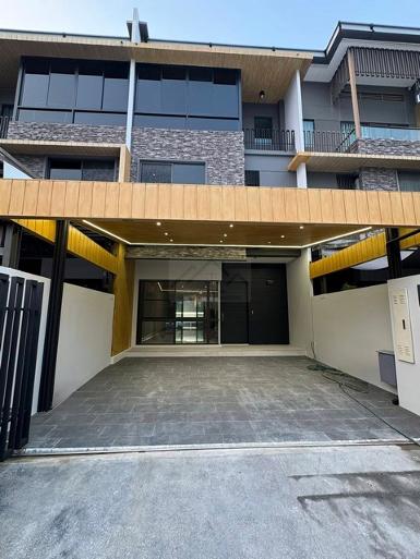 ขาย Luxury Townhome 3 ชั้น 29.9 ตร.ว. The Landmark เอกมัย-รามอินท