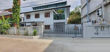 ให้เช่าบ้าน 2 ชั้น 70 ตรว. โชคชัย 4 ลาดพร้าว ใกล้เลียบด่วน จอดรถ7