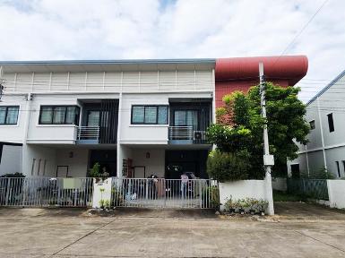 ขายทาวน์เฮ้าส์ บ้านลภาวัน ดีน่าโครงการ 23 ถนนสะพานนนทบุรี-บางบัว