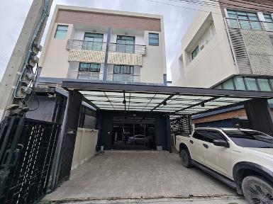 BH3842 ให้เช่าโฮมออฟฟิศ 3.5 ชั้น เลียบด่วนรามอินทรา เอกมัย