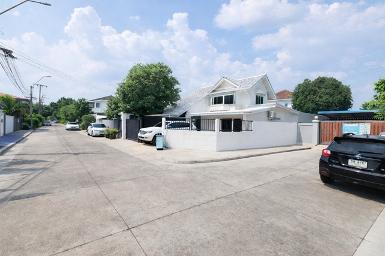 ใกล้ MRT สัมมากร 1กม ให้เช่าบ้านเดี่ยว 2 ชั้น หัวมุม 3-4นอน 3น้ำ 