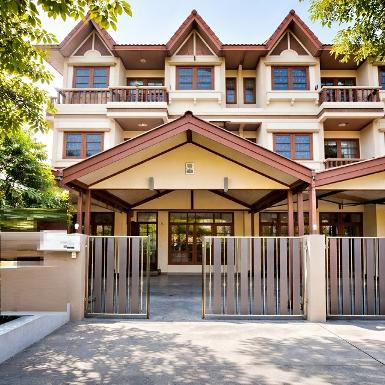 เดอะมอลล์ บางกะปิ รักสัตว์ MRT ลาดพร้าว101 4นอน ให้เช่าทาวน์โฮม