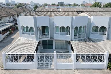 พัฒนาการ 21-25 ทองหล่อ ใหญ่ ทาวน์เฮาส์ 2 ชั้น 4นอน BTSเอกมัย 2.5ก