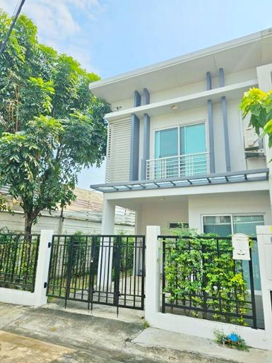 ตลาดพระราม 5 500 ม. วัดสิงห์ ถนนนครอินทร์ ทาวน์โฮมให้เช่า 2 ชั้น 