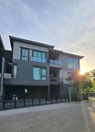 BH3838 ให้เช่าบ้านหรู 3ชั้น พร้อมลิฟท์ บ้านกลางเมือง The Edition 