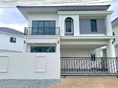 ขายบ้านพลูวิลล่าพัทยา 2 ชั้น สไตล์โมเดิร์นคลาสสิค ตกแต่งครบพร้อม