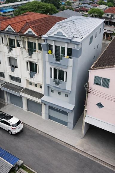 อาคาร 3.5 ชั้น สารสาสน์ร่มเกล้า 3.9 กม. Big C เคหะร่มเกล้า 150 ม.