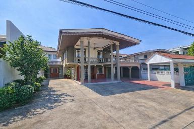 ให้เช่า คฤหาสน์ 2ชั้น 5นอน พัฒน์ เดอะไนน์ พระราม 9 1.2กม.447ตร.ม.