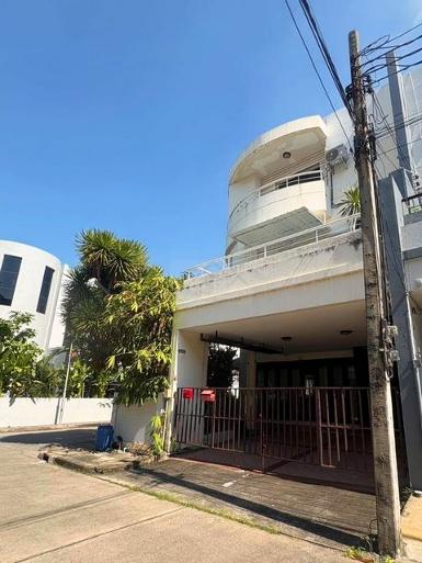 ให้เช่าทาวน์โฮม 5 ชั้น 4 นอน ลาซาล77 รีโนเวทใหม่ ใกล้ Bangkok Pat