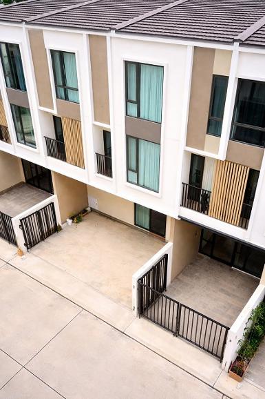 เลียบคลองหลวงแพ่ง MRT ศรีแบริ่ง 2.4 กม.ทาวน์เฮ้าส์ 3 ชั้น 20 ตร.