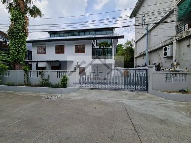 ให้เช่าบ้านเดี่ยว2ชั้น200ตร.ม.ย่านโชคชัย4ลาดพร้าวใกล้MRTโชคชัย4