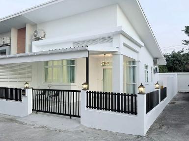 ขายถูก บ้านทาสน์เฮาส์ หลังมุม เนินพลับหวาน พัทยา เดินทางสะดวก