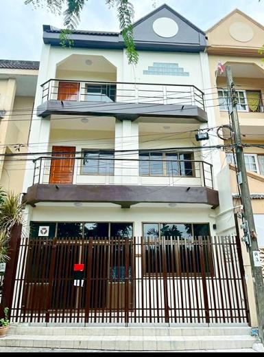 BTS พระโขนง 890ม.สุขุมวิท50 ทาวน์เฮ้าส์ 3 ชั้น BTSอ่อนนุช 20 ตร