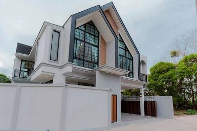 พูลวิลล่าหรู โซนสันทราย #รวมโชค ขาย 13.9 ล้าน #สไตล์โมเดิร์นนอร์