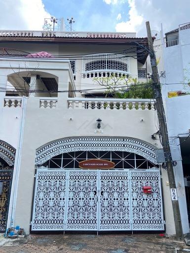 ให้เช่าทาวน์เฮ้าส์ 4 ชั้น 6 ห้องนอน เอกมัย 4 สุขุมวิท63 ใกล้ BTSเ