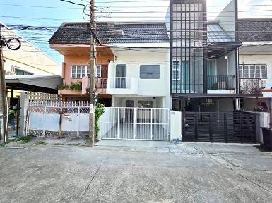 ให้เช่าทาวน์เฮาส์ 2 ชั้น ซอยโชคชัย 4 ซอย55 รีโนเวทใหม่ Fully Furn