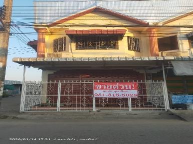 ขายทาวน์เฮ้าส์ 2 ชั้นรีโนเวทใหม่ พร้อมเข้าอยู่ ห้องริม