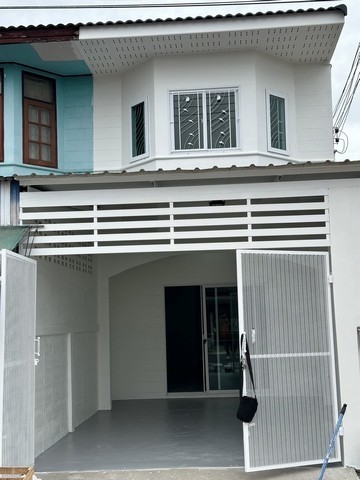 ทาวเฮ้าส์ 2 ชั้นหลังมุมหมู่บ้านบัวหลวง อ.เมืองสุราษฎร์ธานี