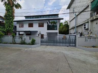 ให้เช่าบ้านเดี่ยว 2 ชั้น ย่านโชคชัย 4 เขตลาดพร้าว ใกล้ MRT โชคชัย