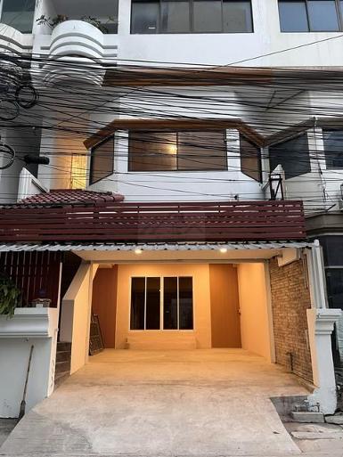 ให้เช่าโฮมออฟฟิศ 4.5 ชั้น ซอยวิภาวดี 22 ด้านหลังติดการบินไทย