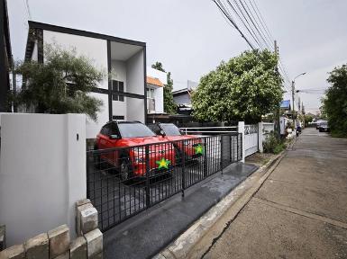 ขายบ้านแฝด 2 ชั้น หลังใหญ่ 52 ตรว. รีโนเวทใหม่ ย่านโชคชัย 4 ซอย 5