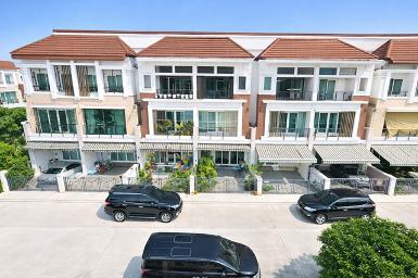 รัชดา เหม่งจ๋าย บ้านกลางเมือง 3 ชั้น สไตล์หรู 4 นอน ประชาอุทิศ