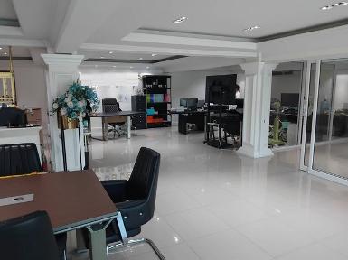 P2012 ให้เช่าอาคาร 4 ชั้น ริมถนนประดิษฐ์มนูธรรม เลียบด่วนเอกมัย