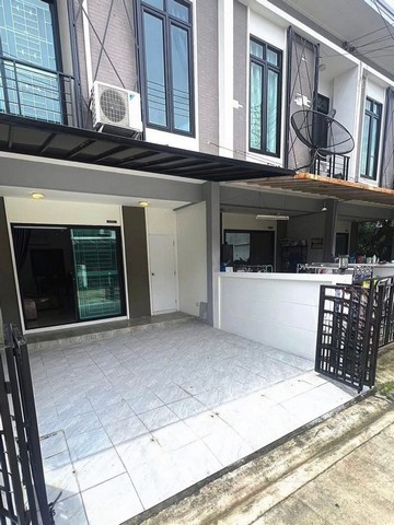 ขายทาวน์โฮม 2 ชั้น พร้อมอยู่ แหล่งชุมชน สี่แยกซากค้อ ศรีราชา ชลบุ